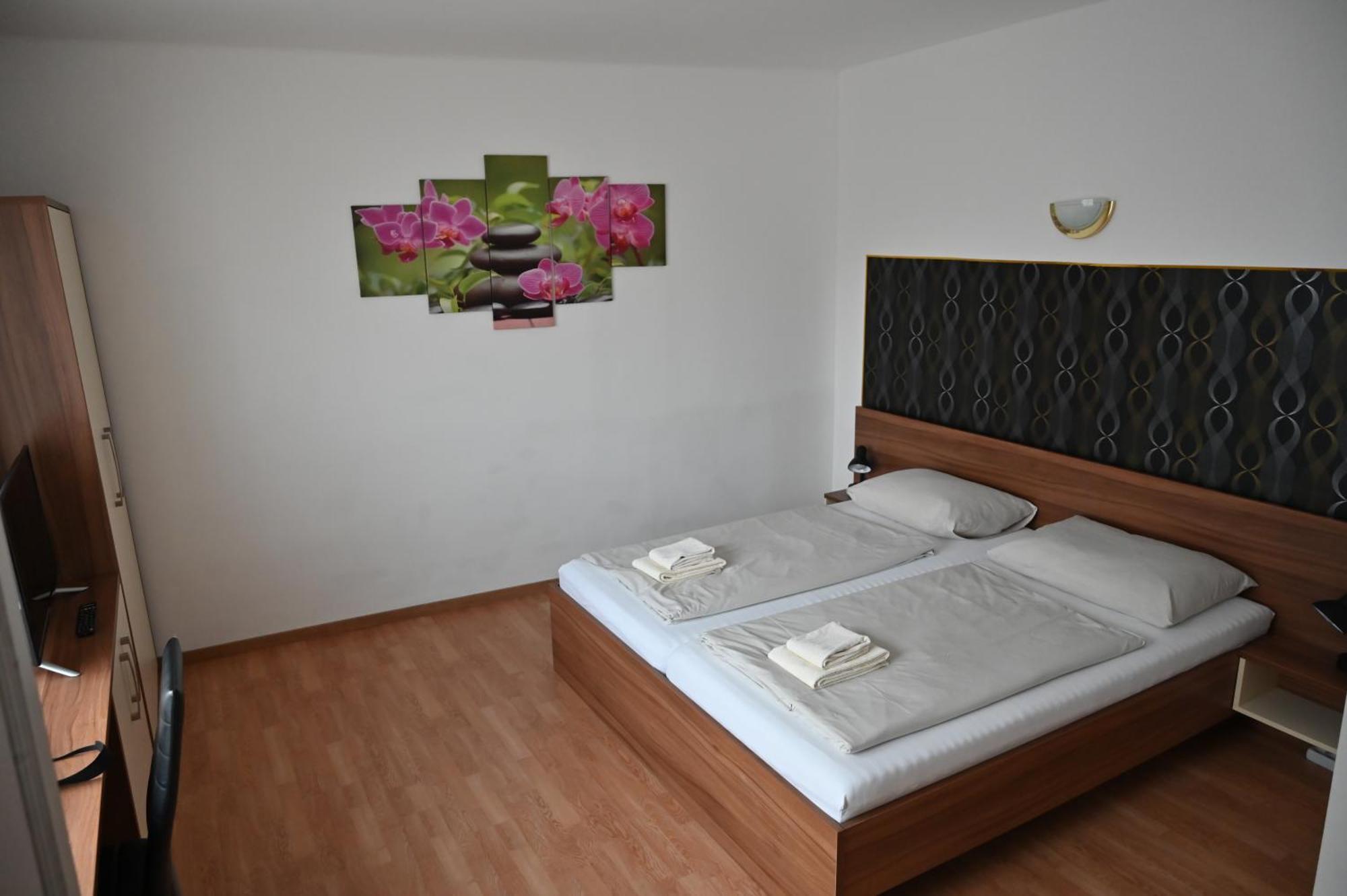 Pension Haus Nova Wiener Neustadt Zewnętrze zdjęcie