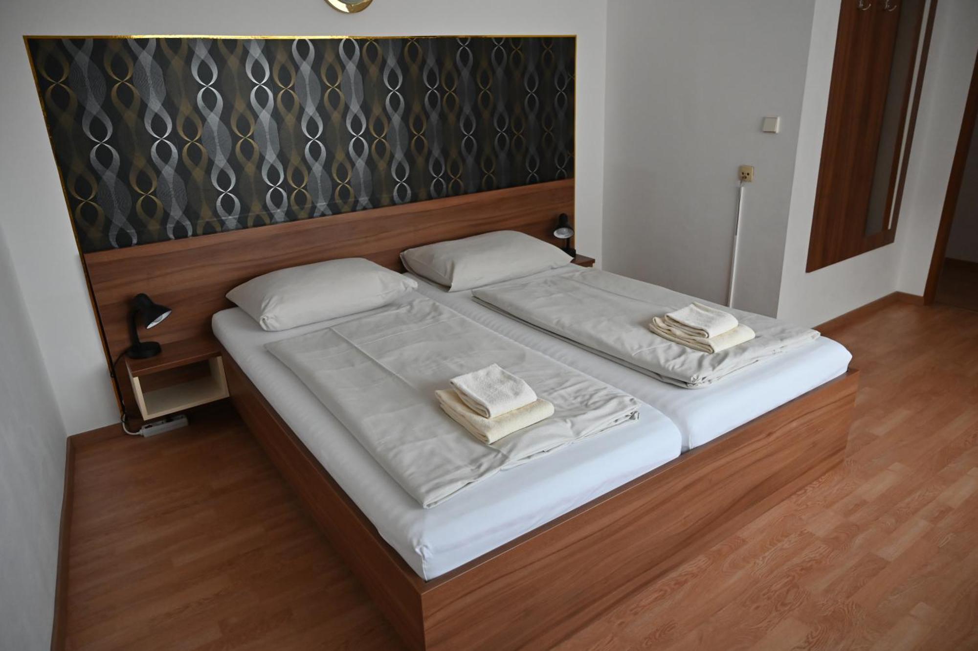 Pension Haus Nova Wiener Neustadt Zewnętrze zdjęcie