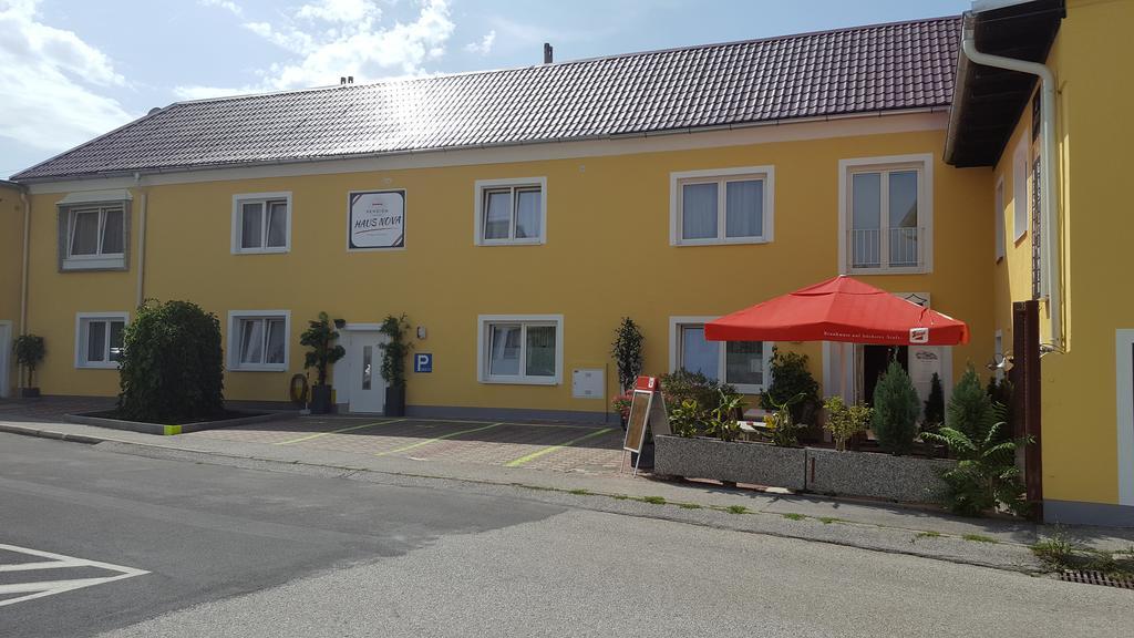 Pension Haus Nova Wiener Neustadt Zewnętrze zdjęcie